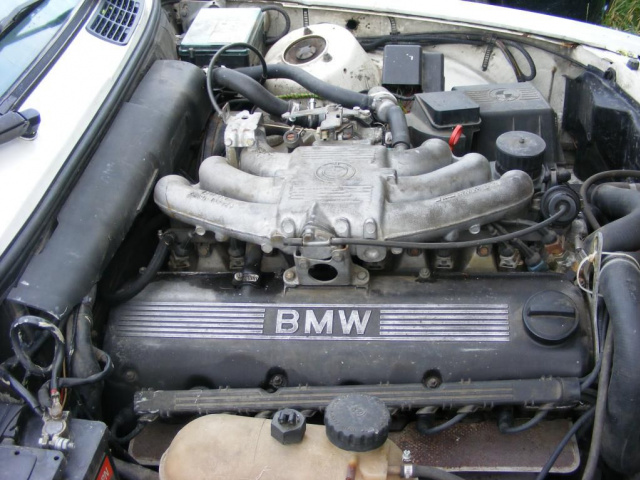 Двигатель BMW e30 M20B20 + osprzet-silnik w машине